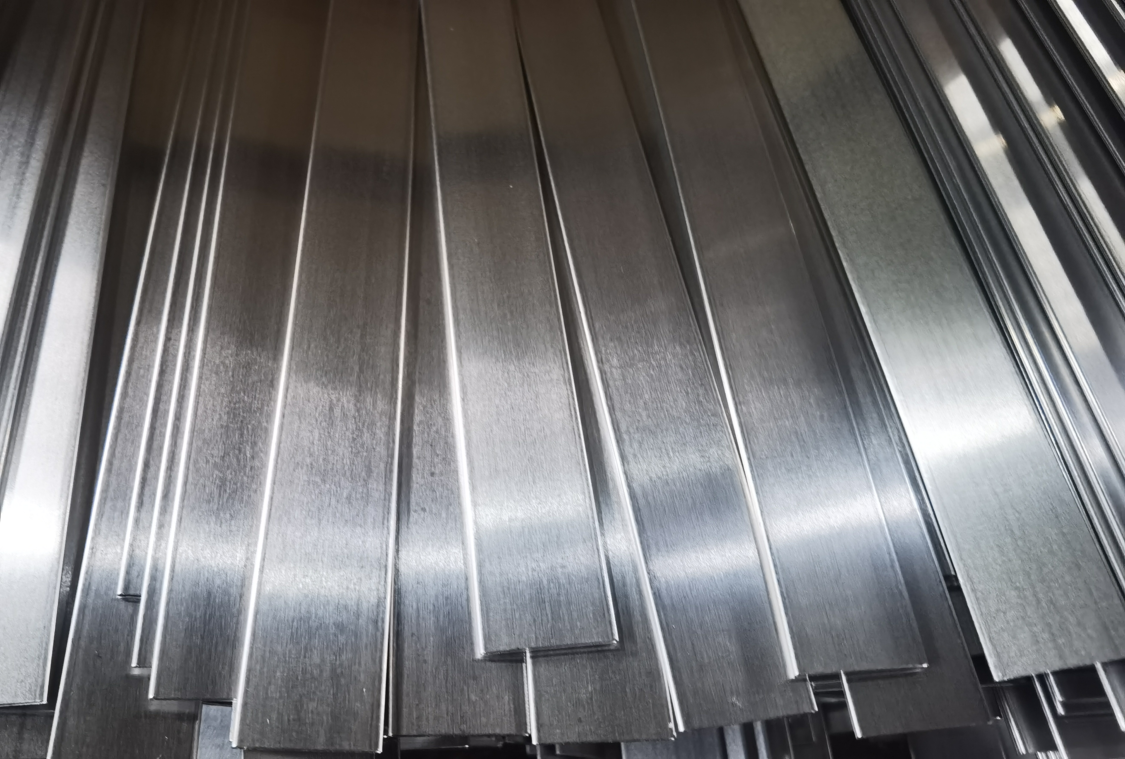 Zakaj so aluminijaste cevi 3003 nepogrešljive za komponente novih energetskih vozil?